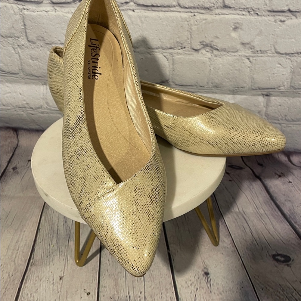 Life Stride Gold Pointe Toe Textured Flats NWOT Sz 6.5 - Picture 3 of 9